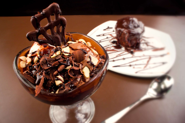 Rich chocolate sundae from a cafe franchise in Ahmedabad, ideal for those seeking affordable cafe franchising opportunities in India.